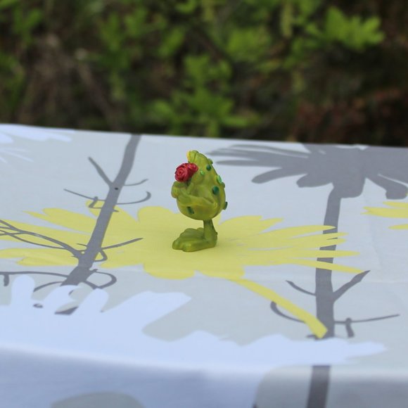 Vintage Douglas Frog Holding Flower Bouquet Figurine. Excellent condition. - Picture 2 of 6